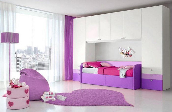 Zasnova sobe je bela in vijolična s srci, kot deko elementi v obliki srca v obliki preprogih kabinske bele predale