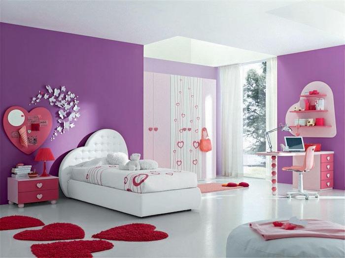 sala de design quarto branco com duas paredes em decorações de roxo e rosa decoração de parede em forma de coração design de cama