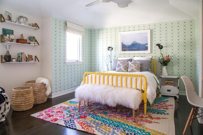 Idéias de decoração de quarto de adolescente piso marrom escuro com tapete colorido decoração fofa no sofá-cama cama de casal hortelã verde prateleiras de parede para decoração