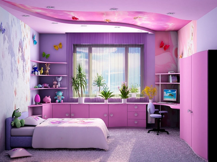 ungdomsrummet i lila och rosa säng och många skåp garderobslådor skrivbord alla rosa för en tjej