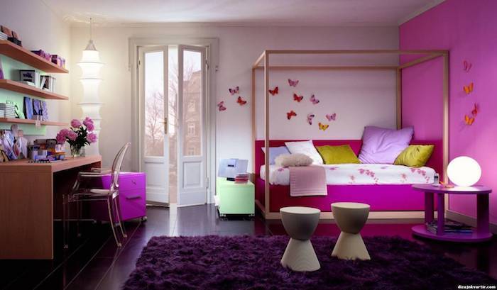 paauglys kambario violetinė siena ir balta siena su rožinėmis drugelėmis iš popieriaus lentynų dekoro šviežių rausvų gėlių ant stalo
