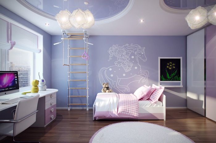 tonåring rum lila blått rum rosa säng vit-rosa lampor skrivbord med dator dekoration idéer trappa på väggen svart tavla liten