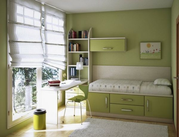 liten säng och skrivbord i grönt för plantskolan