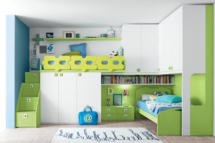 Postele pre teenagerov v zelenej farbe, podkrovná posteľ so schodiskom, biele poličky, regál
