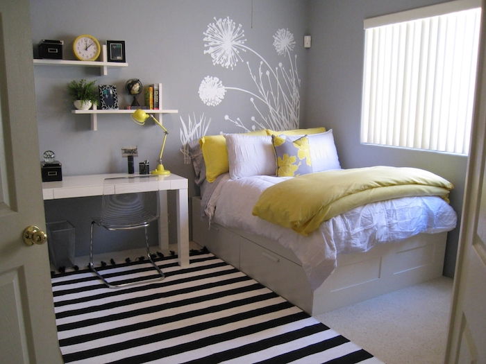 Teenagerská izba - púpava steny obálok cez posteľ, pruhovaný koberec