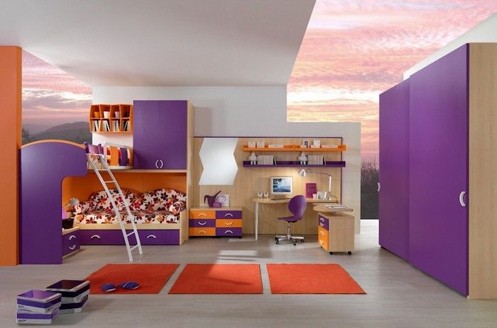fialová dekorácia, fialová posteľ, purpurová šatník a oranžová koberec
