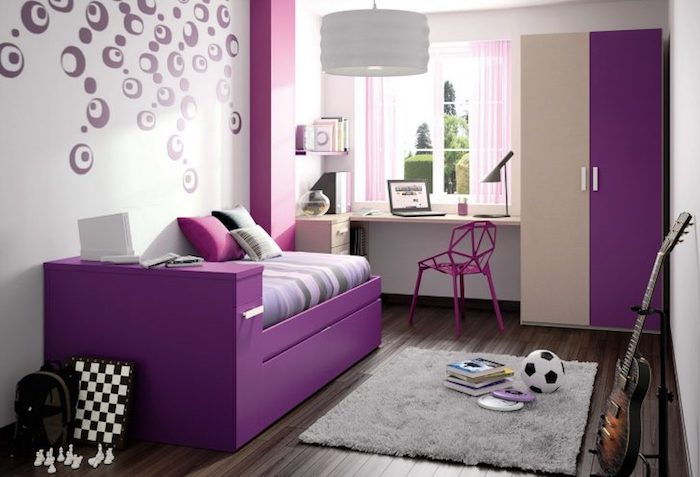 Dizaino jaunimo kambarys - violetinė lova, mažas pilkas kilimas ir dviejų tonų drabužių spinta