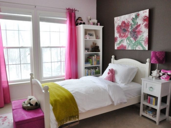 pekná izba - erózne záclony, hnedá a ružová stena, nástenná maľba