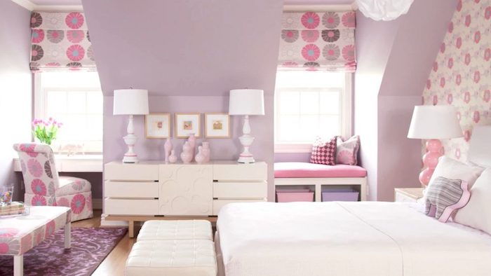 lila väggar, två symmetriska lampor, en vit säng, två vita avföring - vackra rum