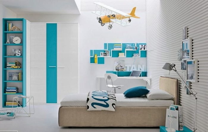 Dizajnové dospievajúce izby - žltý model lietadla nad posteľou, modré a biele steny
