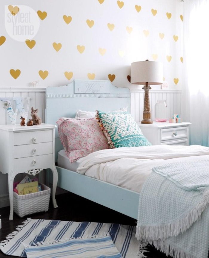 Jaunimo kambario gražus siena su daugybe aukso širdies ir merginos interjero ryškių spalvų niuansų rožinė, mėlyna ir kiti.