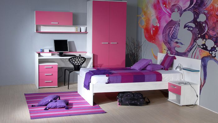 stanza della gioventù creativa e design accenti viola e rosa nella decorazione della parete camera grigio donna rosa rossa arancione