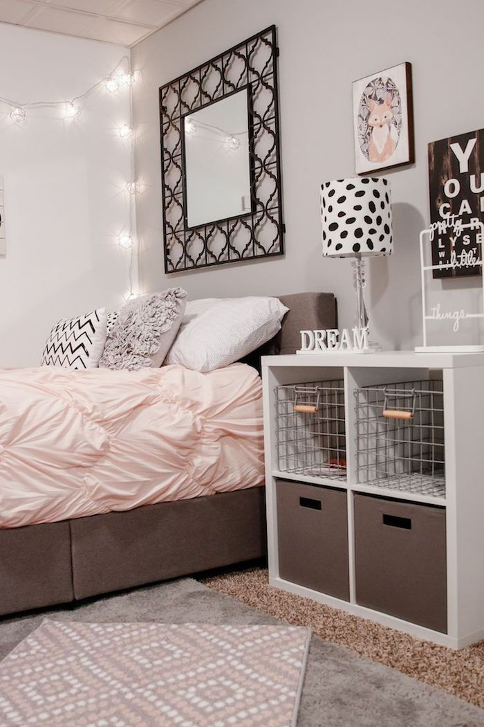 ungdomsrom svart hvit rosa sengeteppet pute deco enkle bordsmøbler i romveggen design gulvlampe
