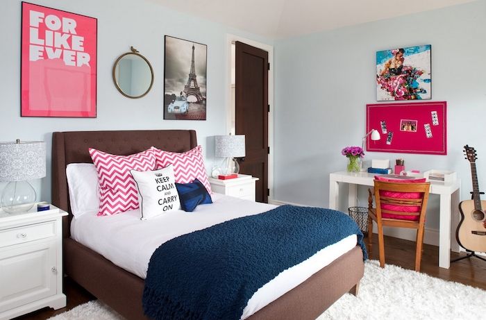 Jaunimo kambario gražus, nustatantis šviežią atmosferą kambaryje, dėka daug šviesių ir spalvingų dekoravimo elementų pagalvių sienos apdailos šviežios gėlės