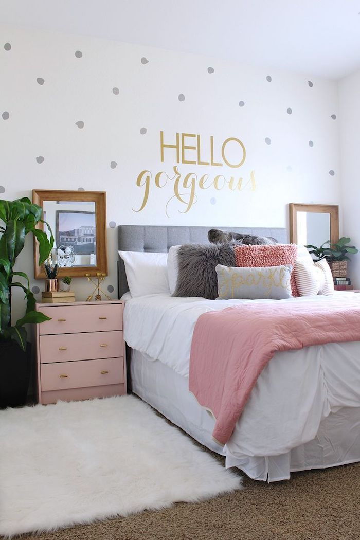 kambario idėjos, spalvingas užrašas didelė lova paauglių kambaryje, graži idėja, auksinės raidės ant balto sienos
