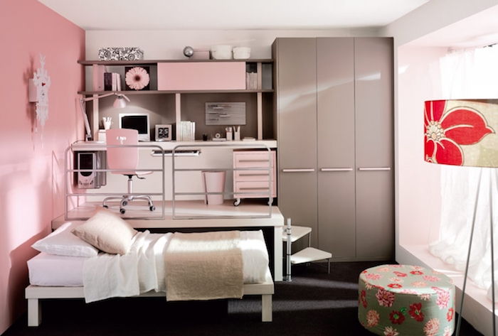ungdomsrum på två nivåer inredning och design idéer sängbord garderob pall golv lampa