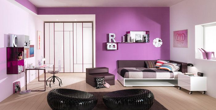 kamer ideeën paars violet zwart leunstoel bed of bank twee toepassingsgebieden grote kledingkast