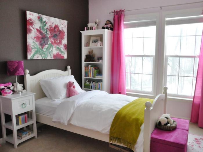 kambarys idėja miegamasis su balta skalbykla ruda siena nugaros siena baltos spalvos su raudonomis-žalios spalvos gėlės ciklamenų užuolaidos idėjos lentynos ant sienos grindų lempa violetinė