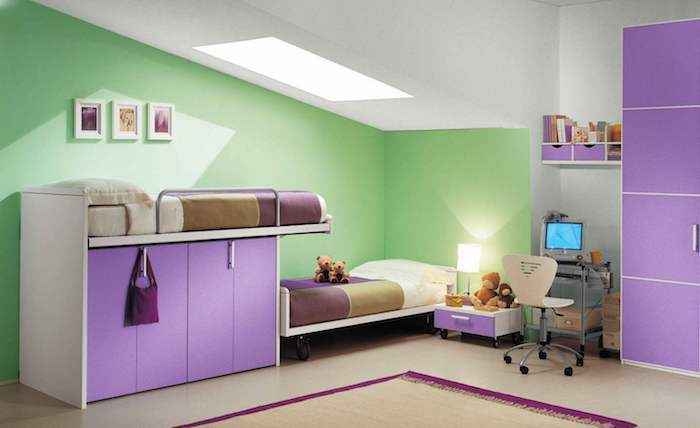 kambario dekoravimo žalios sienos dekoro idėjos violetinės spintelės violetinės lova stalčiai stalo idėja