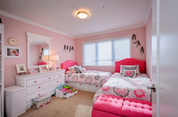 kambarys dekoruoti idėjomis dvi lovos su savitvarkos harmonikų kambario dizainu visi baltos rausvos ir pilkosios didelės veidrodinės spintelės