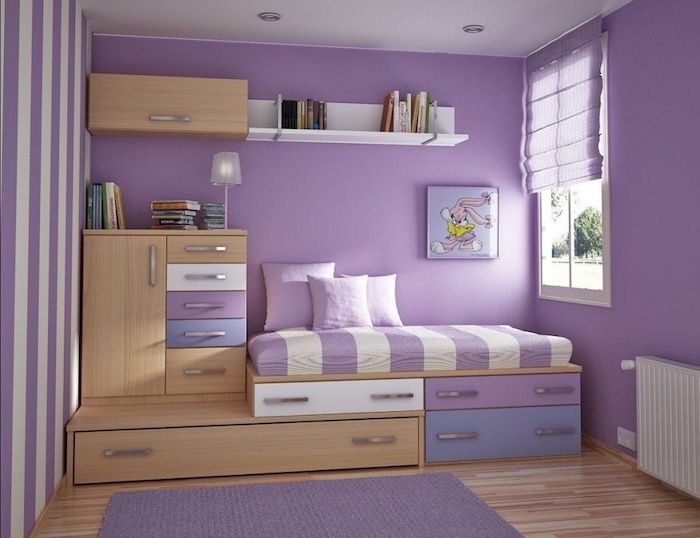 Jaunuolio kambario komplektas mados violetiniame ir smėlio spalvos mažyliui kambaryje sukūrė lovos dizainą su spintelėmis ir stalčių lentynomis
