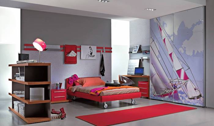 kambario dekoravimo mergaitė kambaryje raudonos ir mėlynos spalvų balanso naršymas nuotrauką ant drabužių spinta lova dizaino raudonos oranžinės lentynos