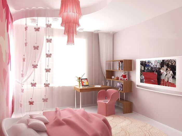 spalnica v celoti opremljena v roza postelja mizo s stolom tv na steni tv steno roza deco metulji na zavese