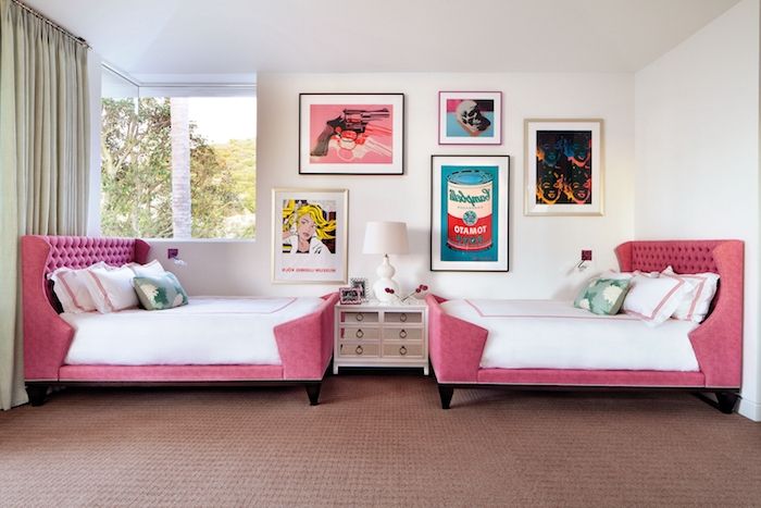 ungdomsrom fullt møblert mabel sofa og seng i samme dessin pinker fløyel og hvit klesvask wilderbilder kreative kunstner ideer