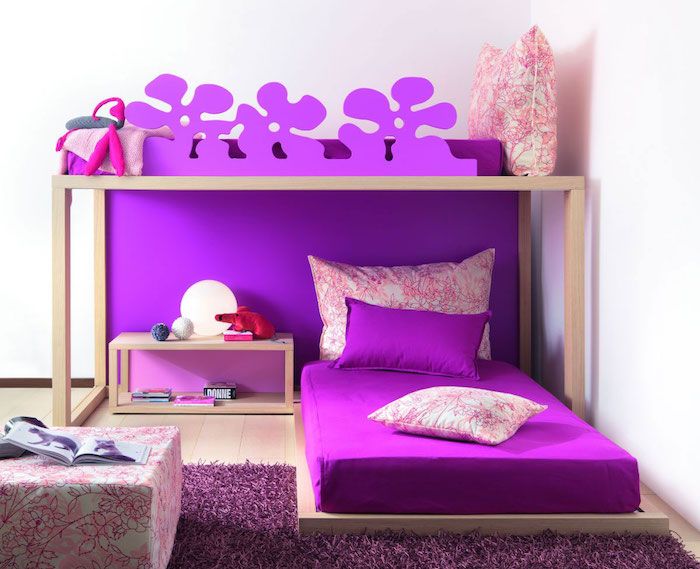 Jaunuolio baldai spalvos violetinėmis spalvomis arba įvairiais alyvuogių violetinės alyvmedžių spintelių niuansais, dekoruojantja merginų mėgstamiausios spalvos idėjas