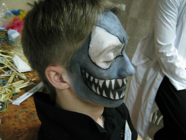 jongen-halloween-make-up-lelijk - grijs masker