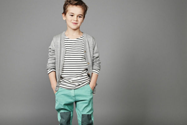tânăr cu-pantaloni lumină foarte modern de îmbrăcăminte-