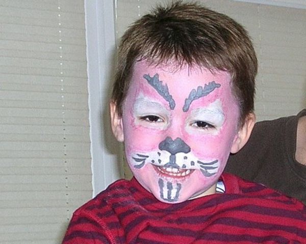 berniukas-kaip-bunny-rožinė spalva veidui