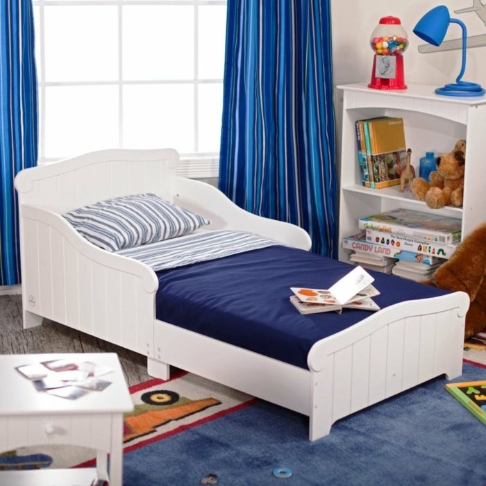 dekorácie dekorácie biela modrá posteľ farbistý koberec s autami motív dekorácie modré záclony