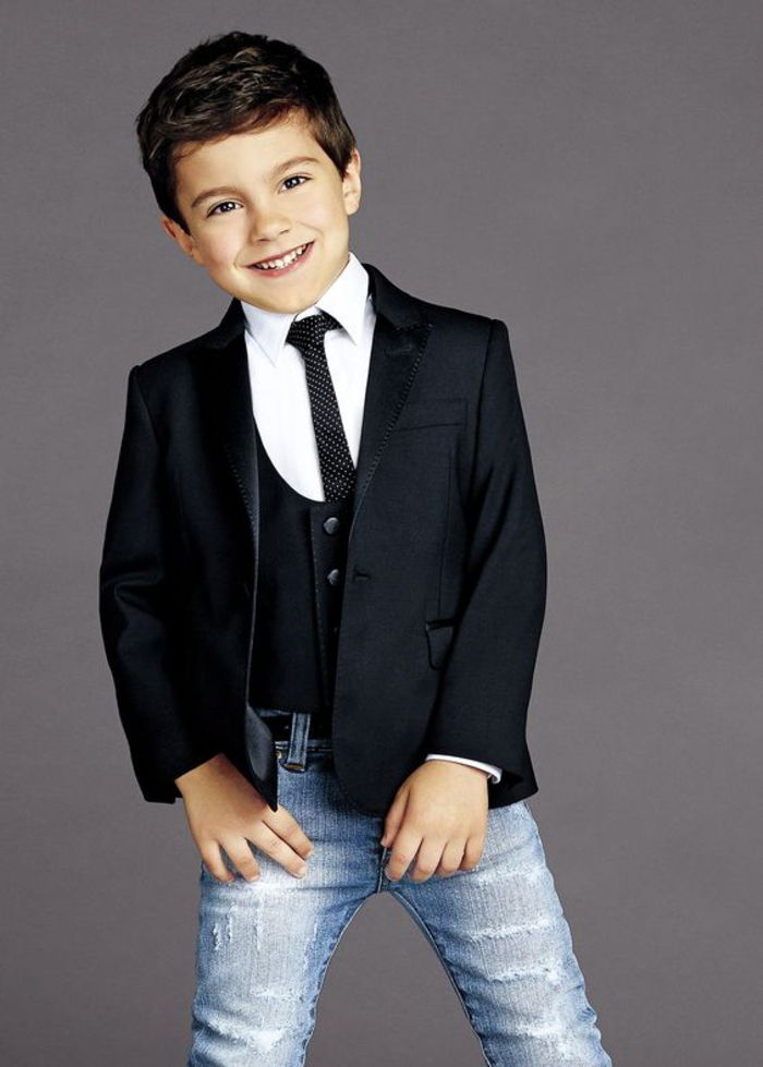 festlige gutteklær, hvit skjorte med svart slips og svart blazer, i kombinasjon med jeans