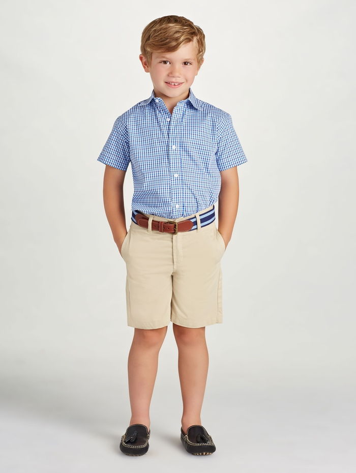 rutig skjorta i blått och vitt, shorts, festligt sommar mode för pojkar