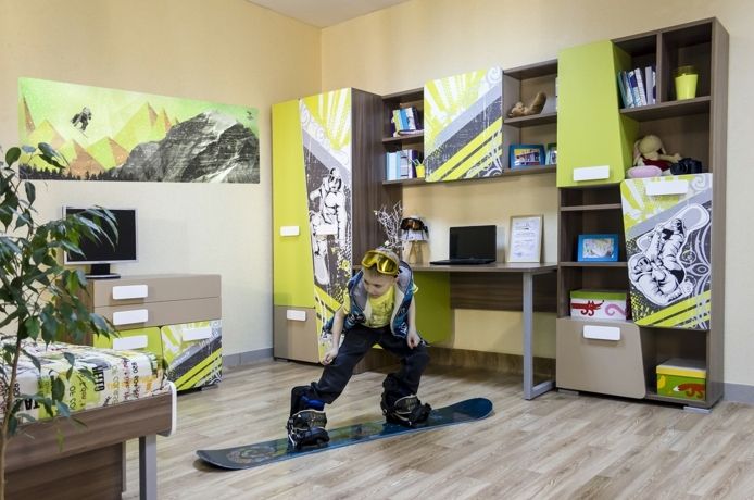 ideea camerei copiilor în culori colorate un copil se plimba cu snowboard în camera lui de băieți