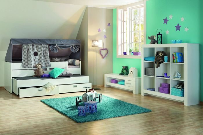 detská izba pre chlapcov skvelý dizajn dekorácie v centre postele v izbe