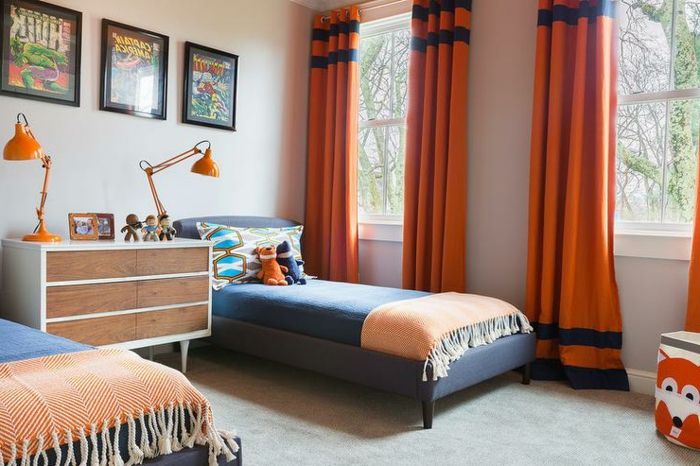 nápady pre škôlky modré a oranžové farby combo oranžové záclony lampy modré postele