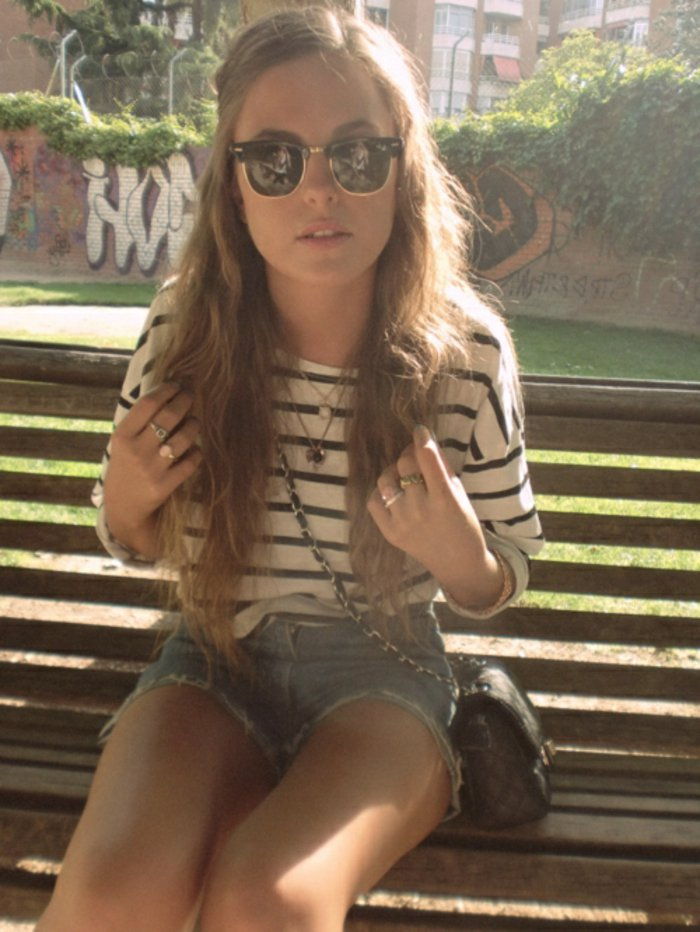 Young dekle bluza Strip kratek denim hlače Chanel torba Hipster očala, lepa oblika