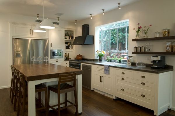 Ideje za kuhinjo, oblikovanje bele stene in lesena miza za prehranjevanje