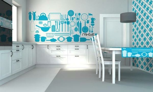 bucătărie frumoasă, cu dulapuri albe și elemente în albastru strălucitor