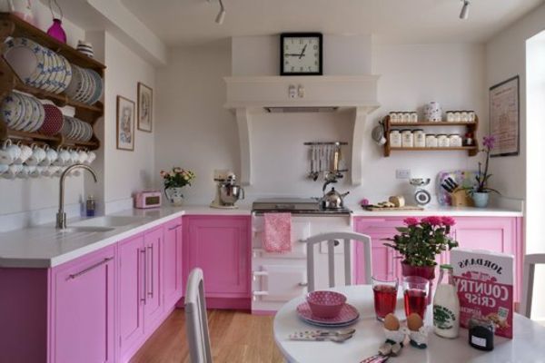 Stenska dekoracija - bela rožnata omara v kuhinji