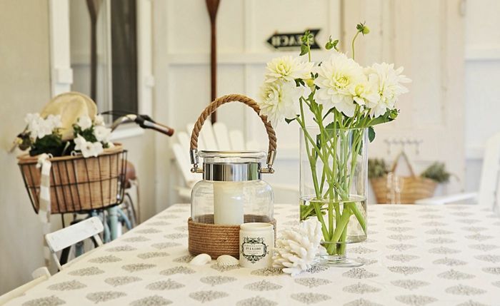 kjøkken-country landsted Deco Vase og hvite blomster