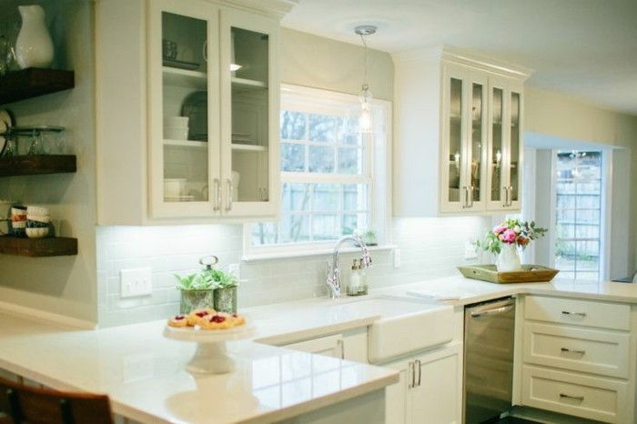 virtuvė-magnolija spalvos super elegantiškas interjeras