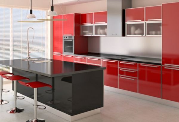 bucătărie de lux cu insula de bucătărie neagră și dulapuri roșii