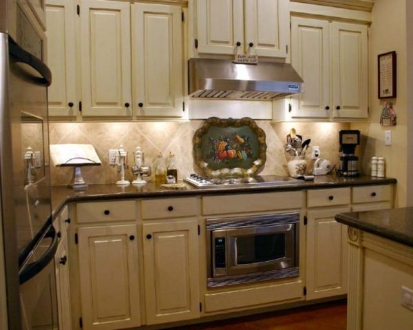 kjøkken-rustikk-fransk-design-skap i hvitt