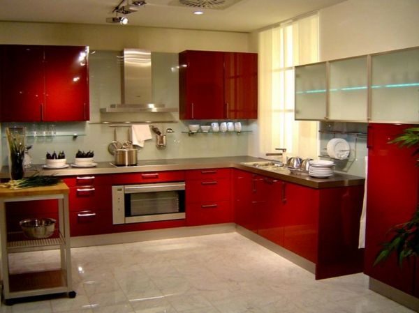 Roșu și metalic ca o culoare modernă pentru designul bucătăriei