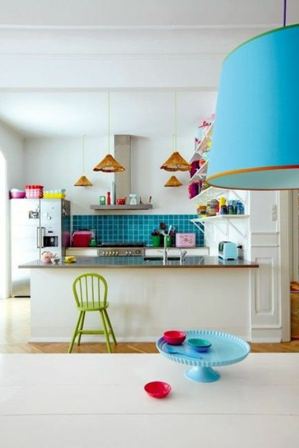 bucătărie cu design alb de perete și multe elemente decorative colorate în nuante grosolane