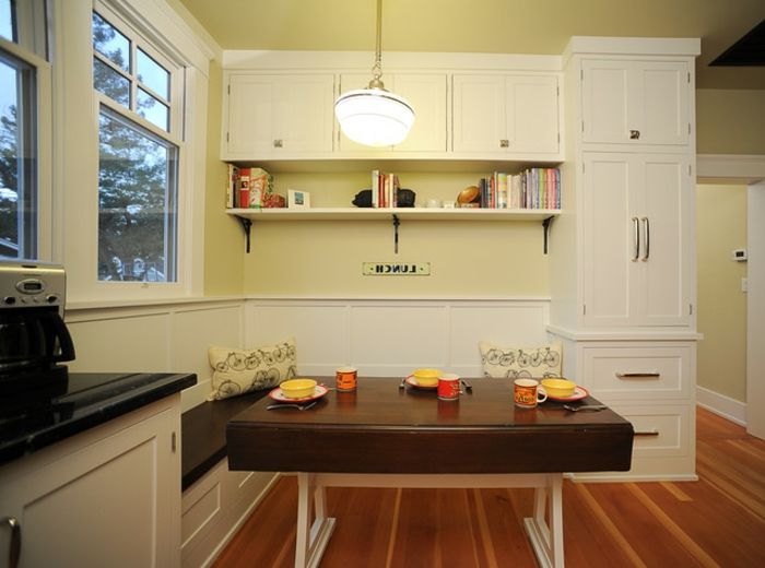 kjøkken hjørne benk-i-brun-og-hvit-vakre-kjøkkenbordet