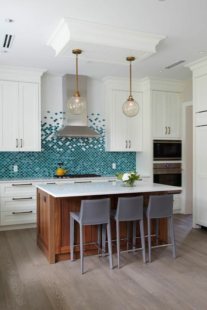 Kuhinja s hrbtno stranjo z mozaikom v beli in modri barvi